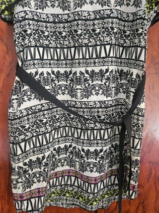 Vestido con cinturón estampado