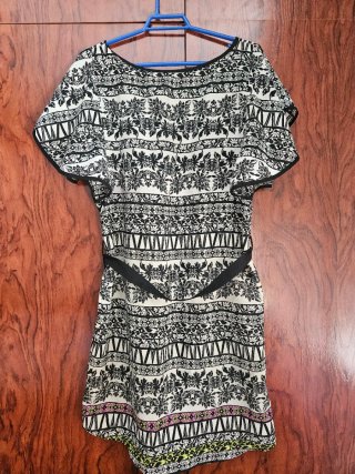 Vestido con cinturón estampado