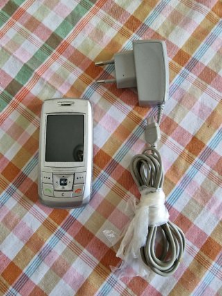 Teléfono Móvil Samsung Plata