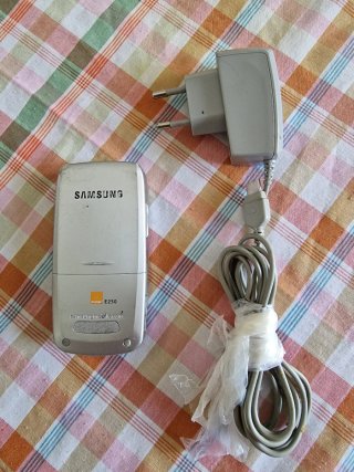 Teléfono Móvil Samsung Plata