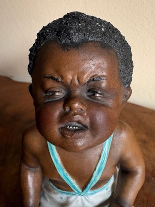 Figura antigua bebé llorando