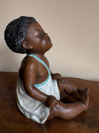 Figura antigua bebé llorando