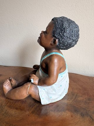 Figura antigua bebé llorando