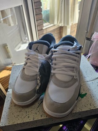 Zapatilla Air Jordan 4 Gris y Blanca