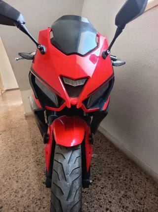 Moto Deportiva Roja y Negra
