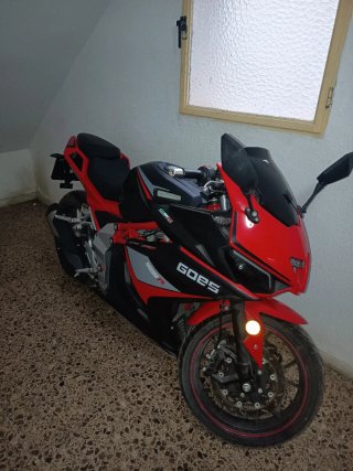 Moto Deportiva Roja y Negra