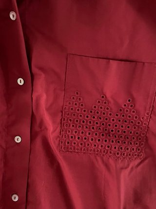 Camisa Parfois burdeos con bordado