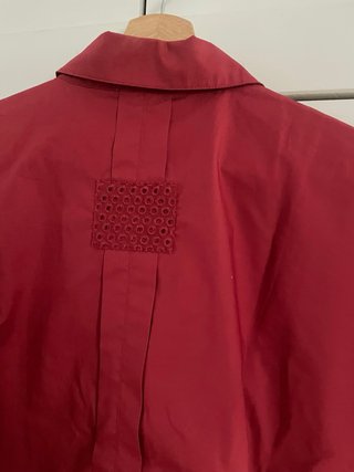 Camisa Parfois burdeos con bordado