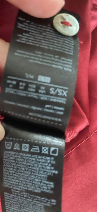 Camisa Parfois burdeos con bordado