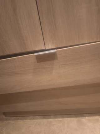 Armario de madera con perchero rosa