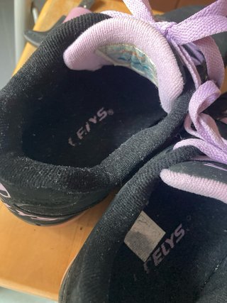 Zapatillas Heelys con ruedas negras y cordones ros