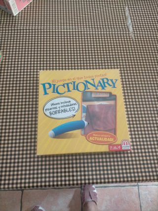 Juego de mesa Pictionary.