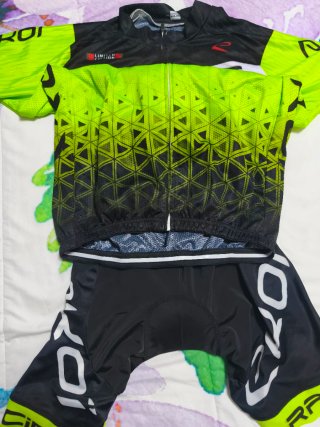 Conjuntos Ciclismo Bahrain Movistar y ekoi