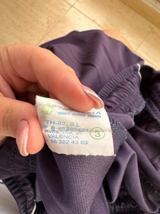 Pantalón corto deportivo azul marino y amarillo