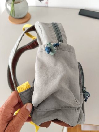 Mochila infantil gris con parches