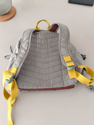 Mochila infantil gris con parches