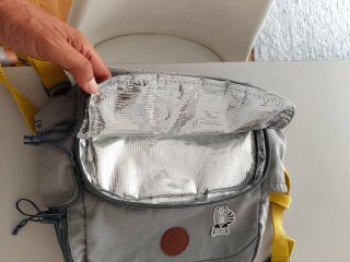 Mochila infantil gris con parches