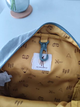 Mochila infantil gris con parches