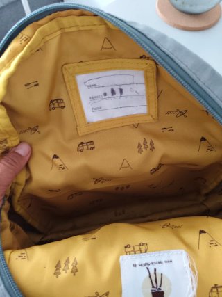 Mochila infantil gris con parches