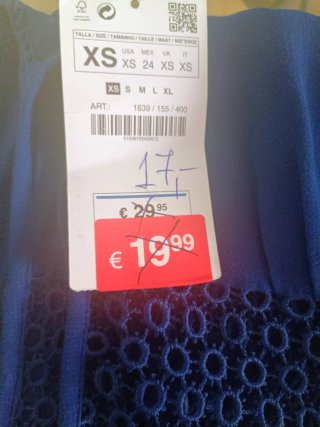 Blusa azul con encaje