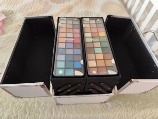 Maletín de maquillaje plateado