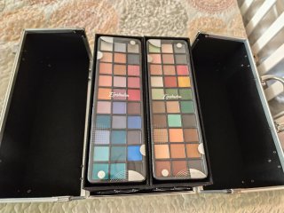 Maletín de maquillaje plateado