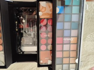 Maletín de maquillaje plateado