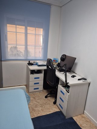 Cama, escritorio y armarios de dormitorio