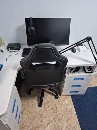 Cama, escritorio y armarios de dormitorio