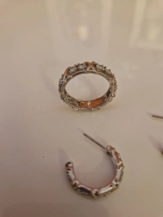 Anillo y pendientes plateados