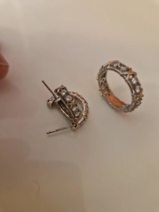 Anillo y pendientes plateados