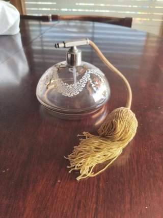 Perfumador vintage con flores y lazo