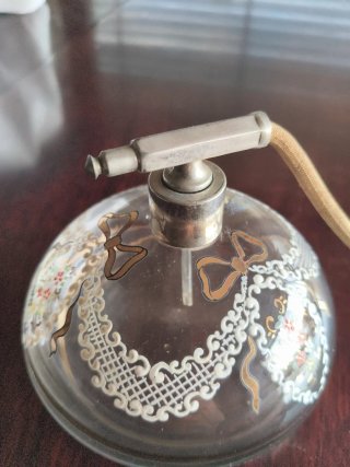 Perfumador vintage con flores y lazo