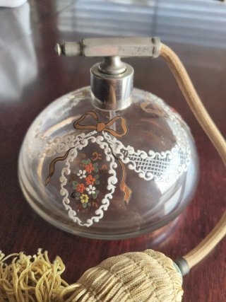 Perfumador vintage con flores y lazo