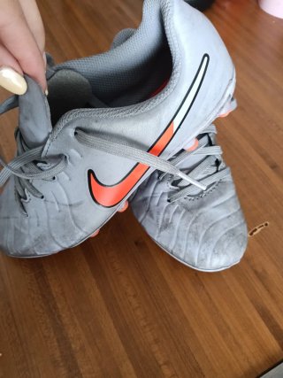 Botas de fútbol Nike grises y naranjas