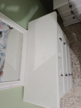 Cómoda blanca de madera incluye espejo