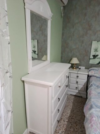 Cómoda blanca de madera incluye espejo