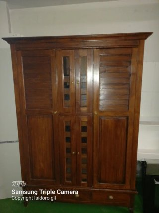 Precioso armario colonial de madera y cristal