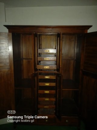 Precioso armario colonial de madera y cristal