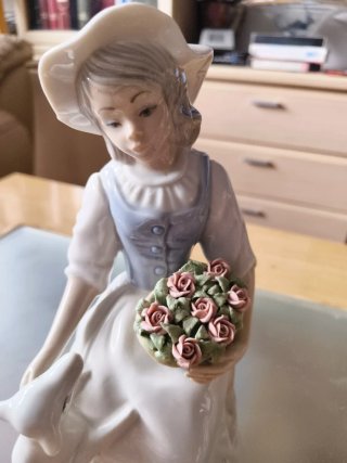 Figura porcelana niña con perro y flores,tengra