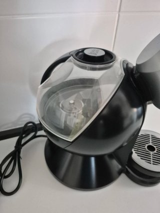 Cafetera Dolce Gusto Negra y Plateada