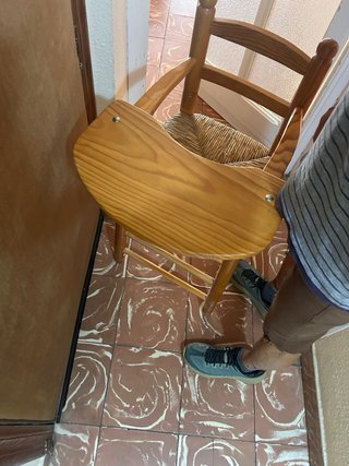 Trona de madera con asiento de mimbre