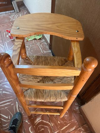 Trona de madera con asiento de mimbre