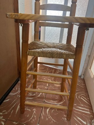 Trona de madera con asiento de mimbre