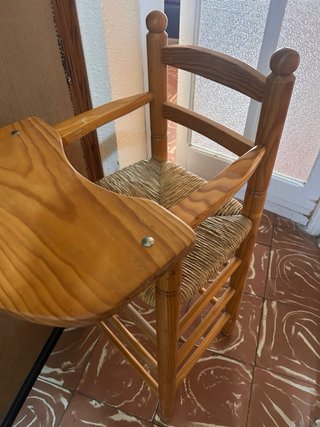 Trona de madera con asiento de mimbre