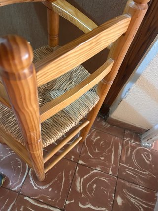 Trona de madera con asiento de mimbre