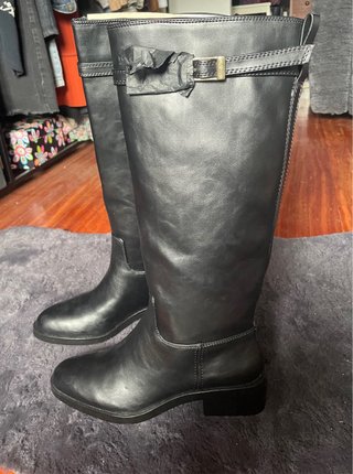 Botas altas Zara negras con etiqueta