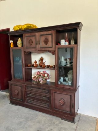 Mueble aparador de madera y cristal