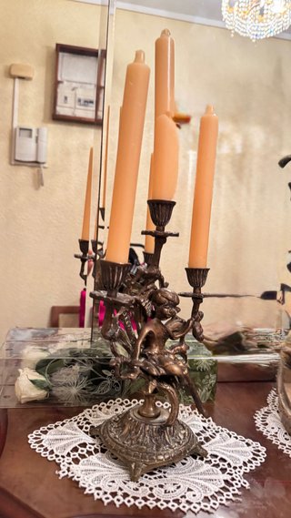 Candelabro de metal con figuras