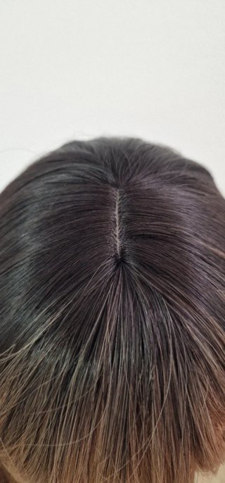 Peluca castaña con mechas claras ondulada